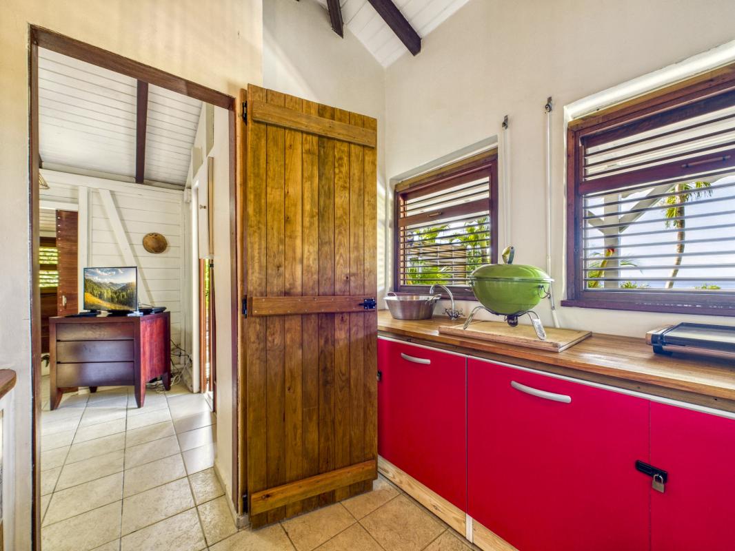 24.Location Villa piscine Deshaies Guadeloupe_couloir entre 2 chambres